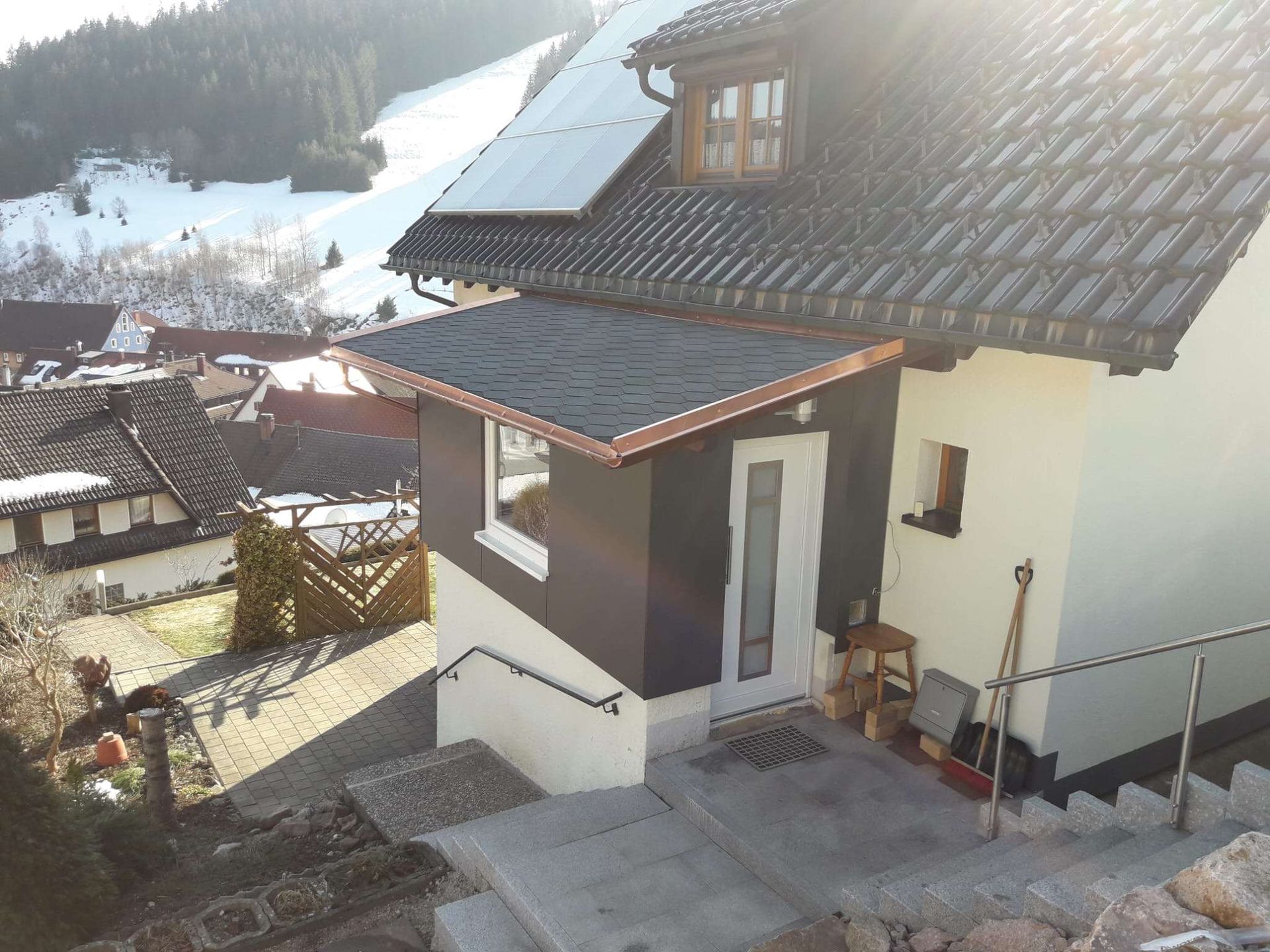 Eine Baustelle mit einem Kran, der ein Stück Holz anhebt, Zimmerei Patrick Pfaff