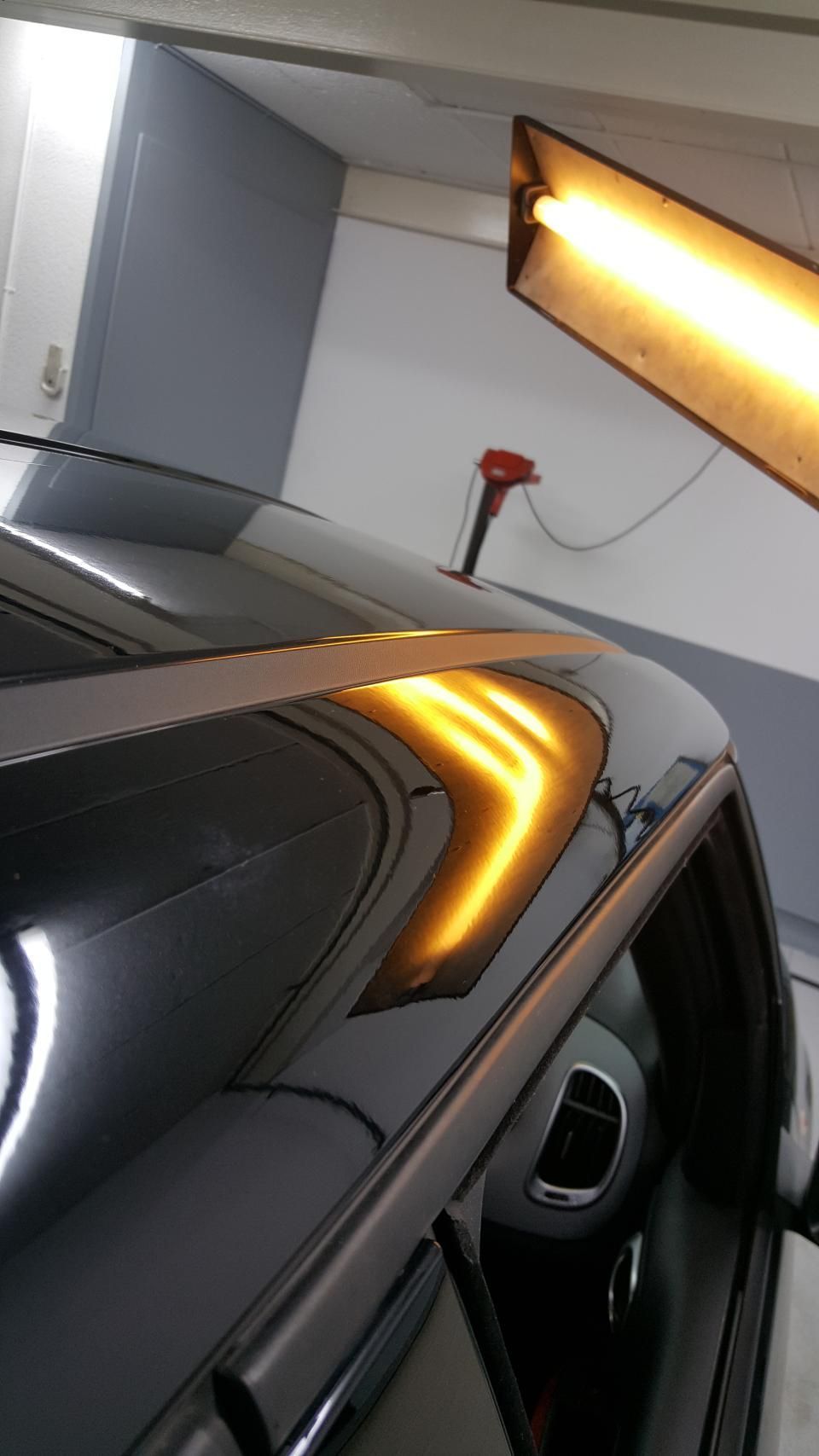 Eine Nahaufnahme eines Autodachs, auf das ein Licht scheint.