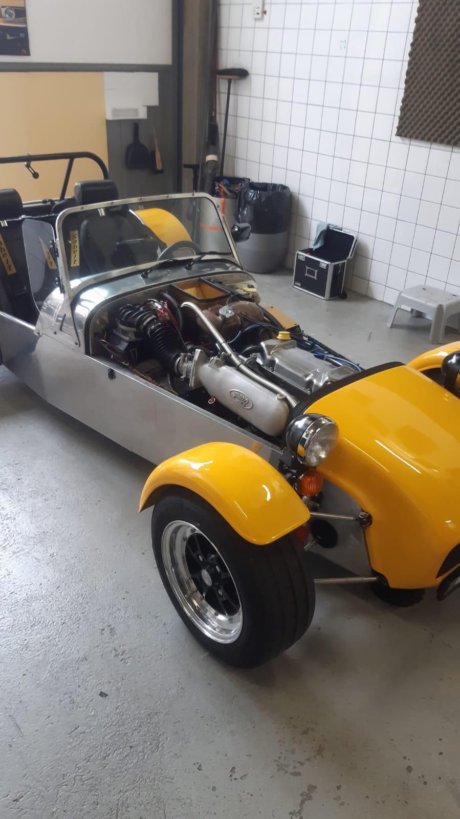 Ein gelber Sportwagen steht in einer Garage.