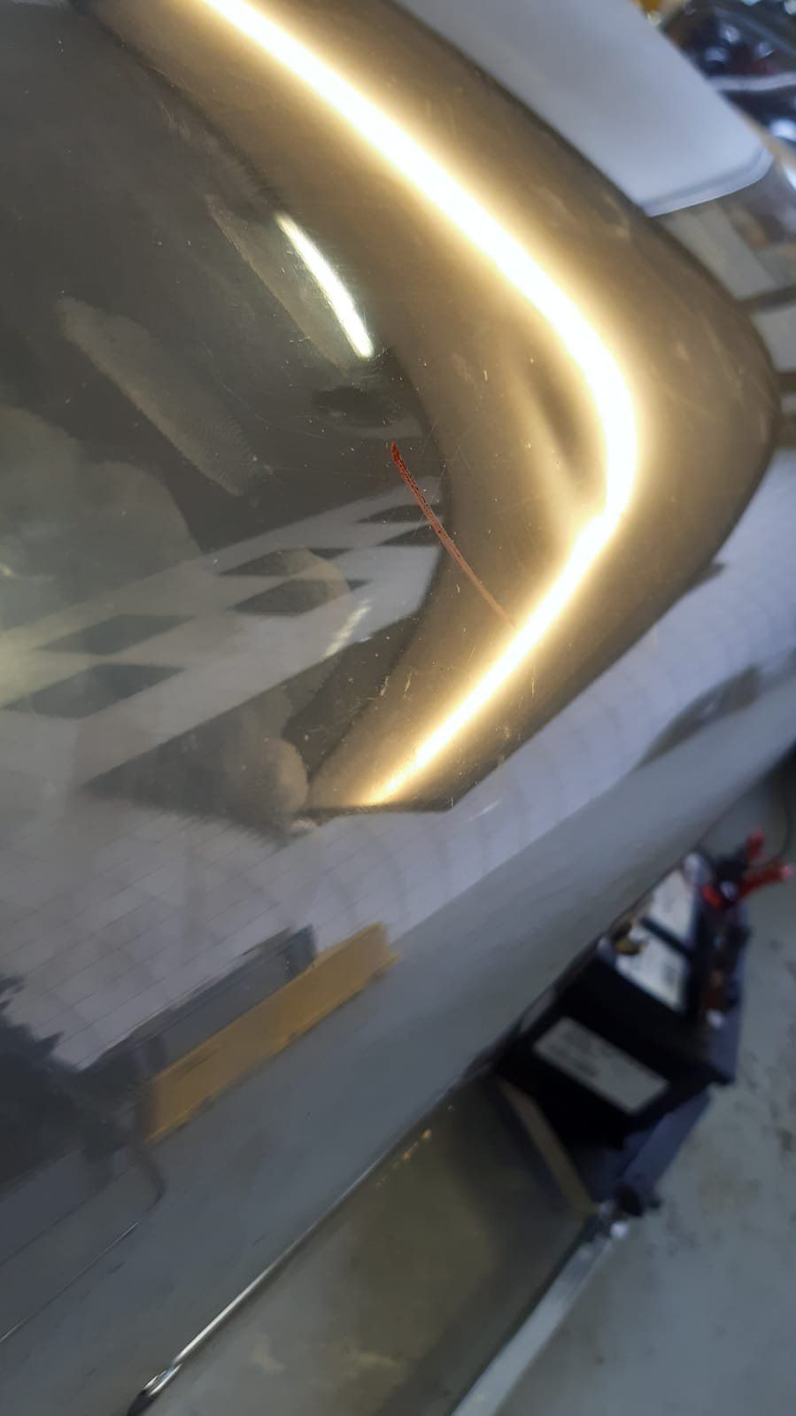 Eine Nahaufnahme einer Windschutzscheibe eines Autos, aus der ein Licht hervorkommt.