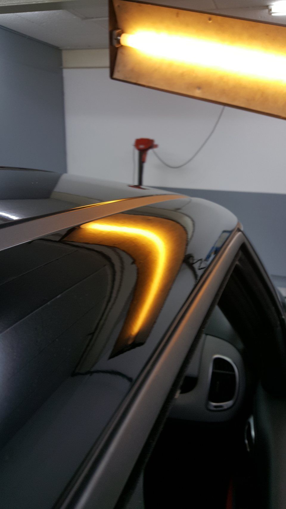Ein Auto mit einem gelben Licht darauf