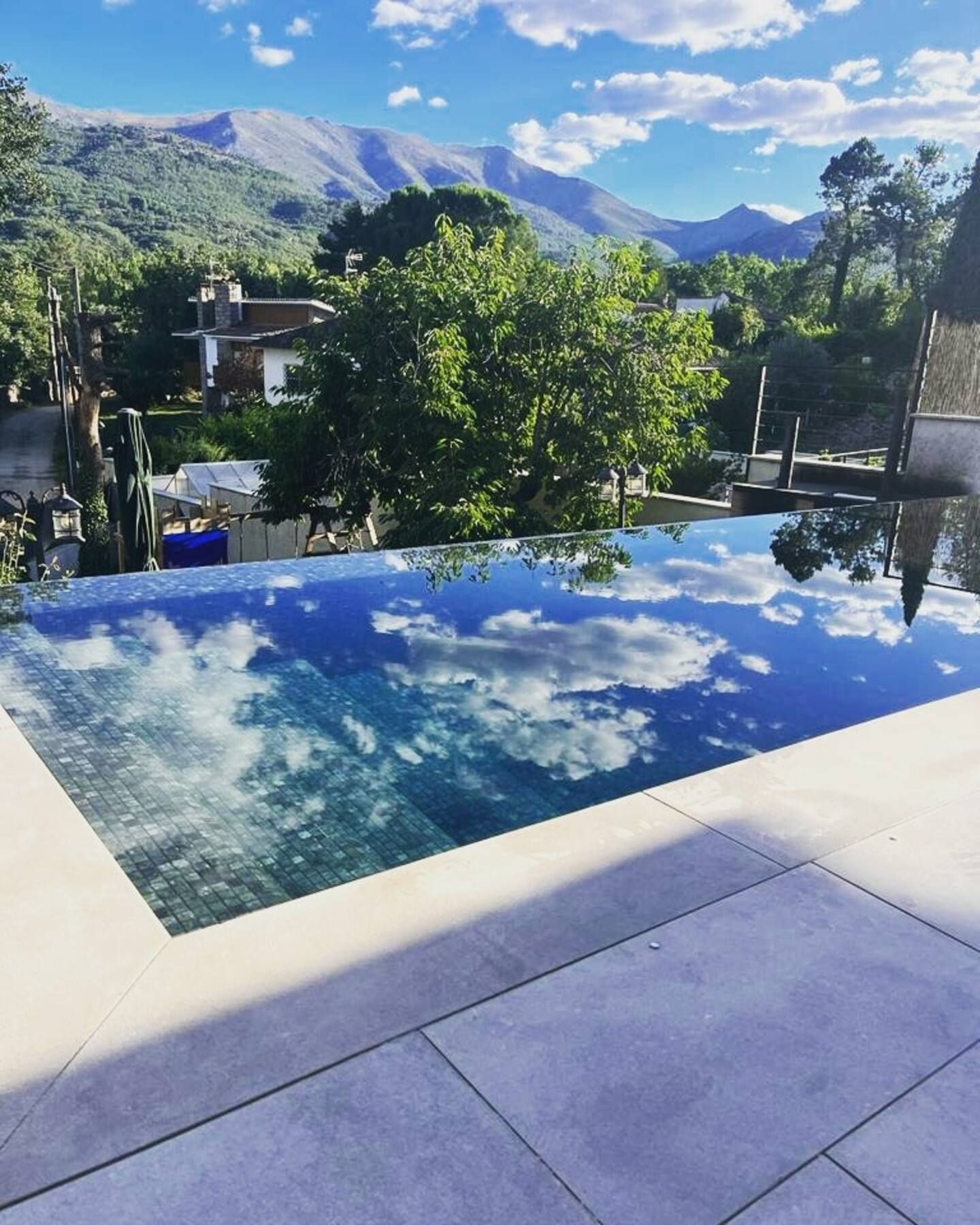 Una gran piscina con montañas al fondo.
