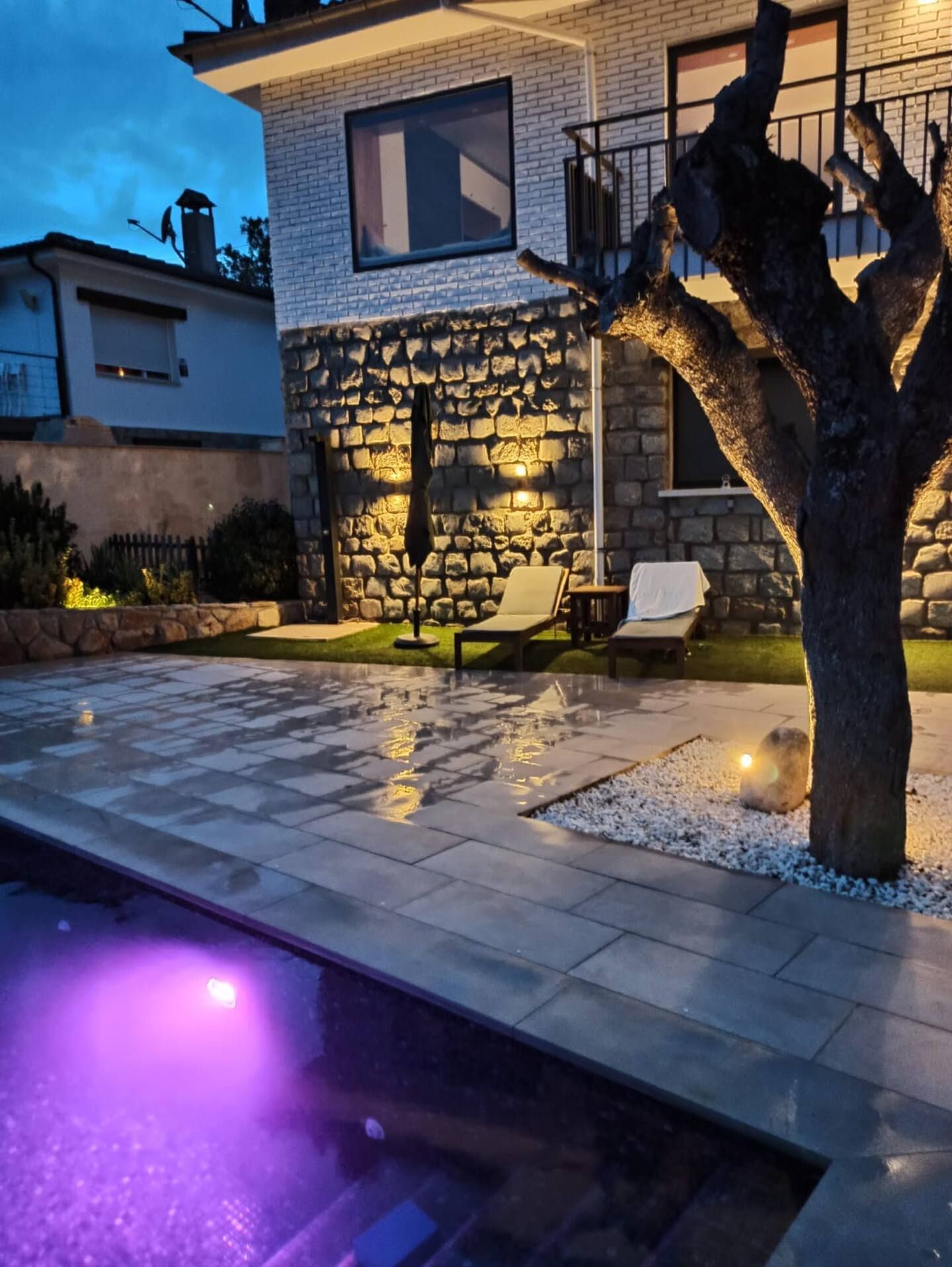 Una casa con piscina delante