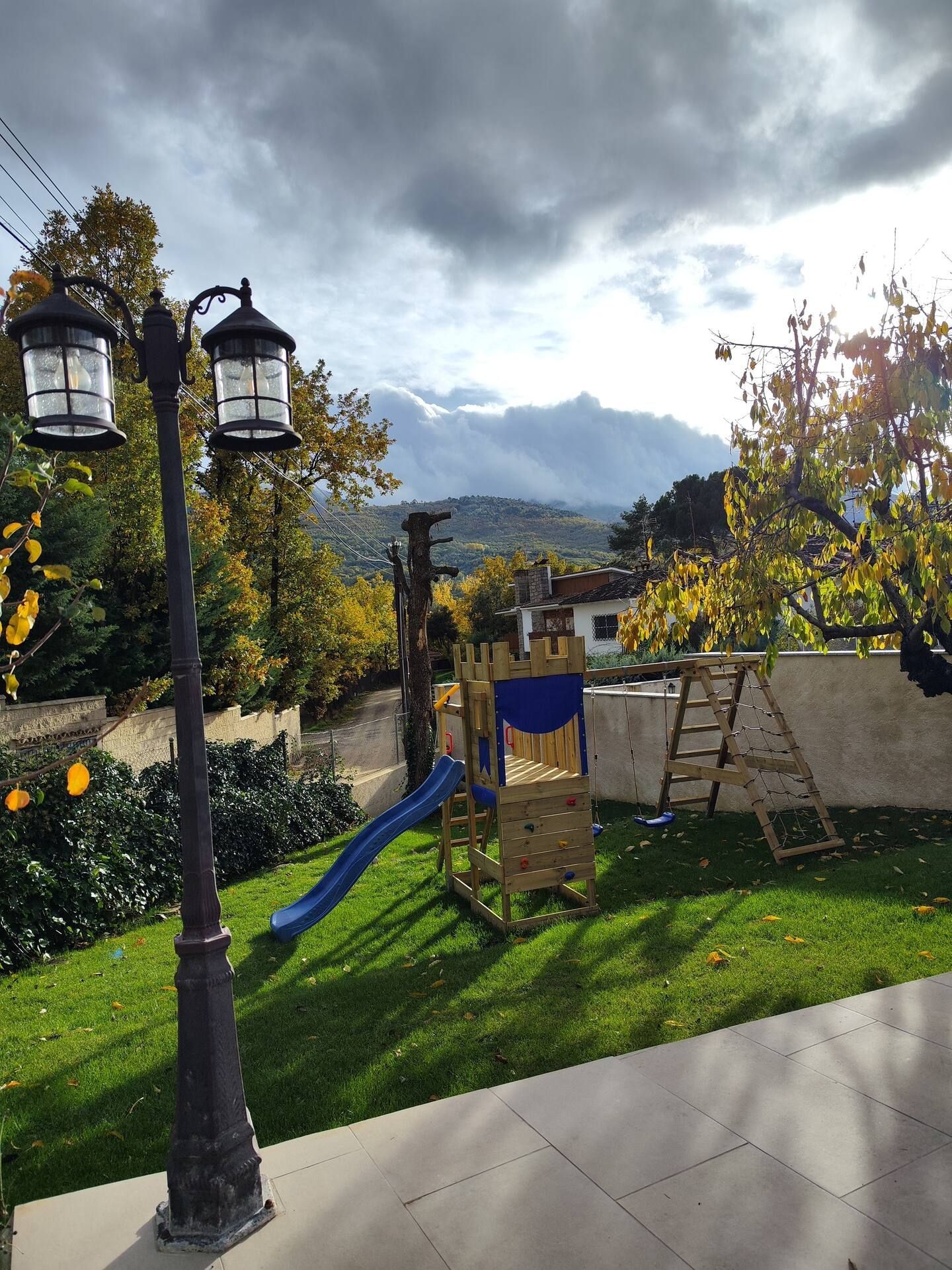 Un parque infantil con tobogán y escalera en el patio trasero.