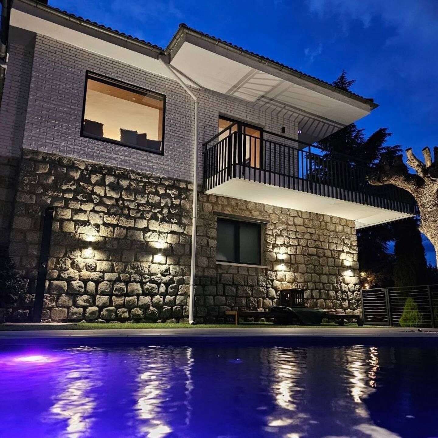 Una casa con piscina delante