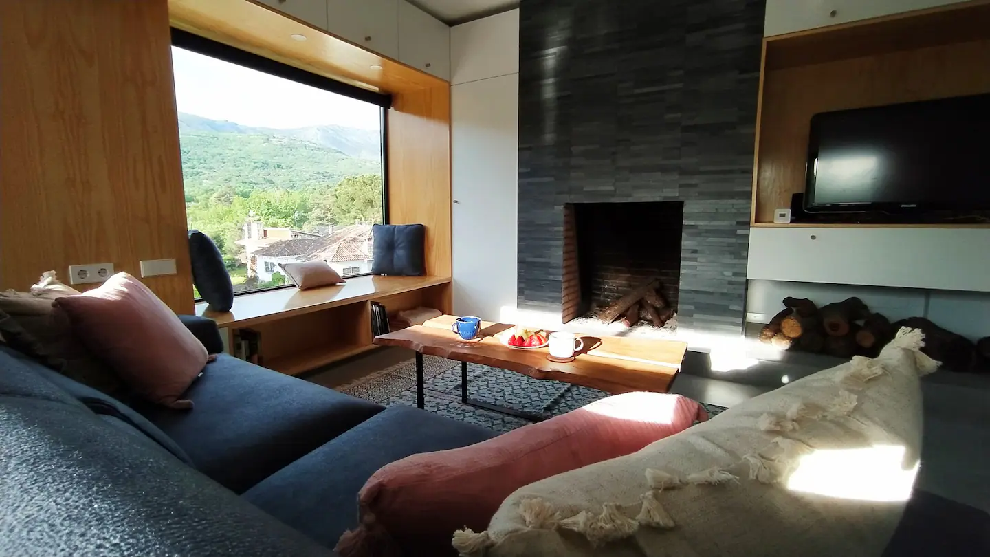 Una sala de estar con chimenea y un sofá.