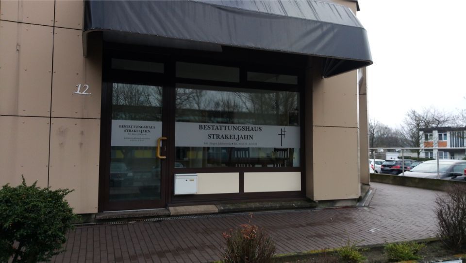 Eingang vom Bestattungshaus Strakeljahn