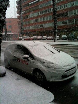 Un coche blanco está cubierto de nieve y tiene la palabra Alonso en el lateral.