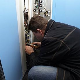 Un hombre está trabajando en una máquina en un ascensor.