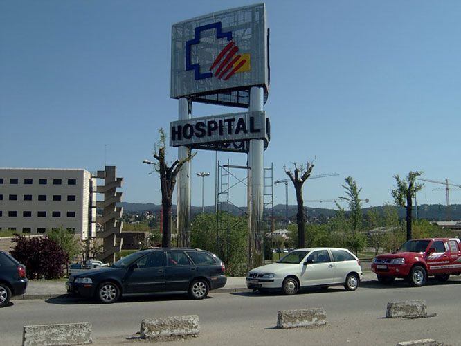 Letrero de hospital, logotipo de cruz azul, texto
