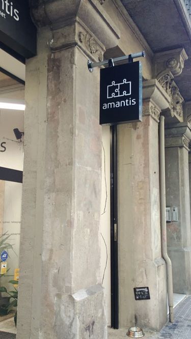 Fachada de tienda con cartel