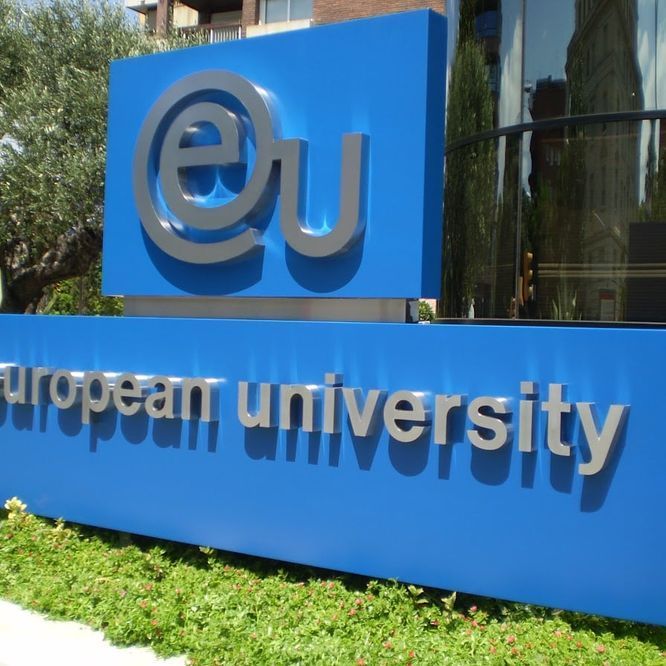 Cartel azul de “Universidad Europea” con el logotipo “UE” en color plata.