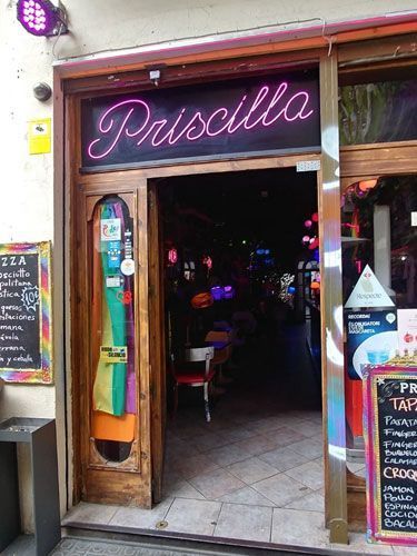 Entrada a un bar llamado