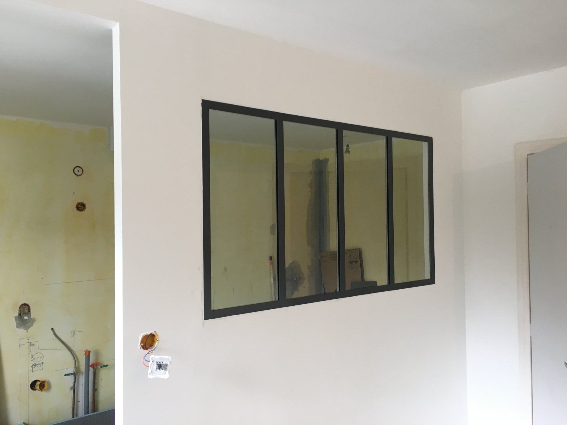 Pose de cloison avec une verrière