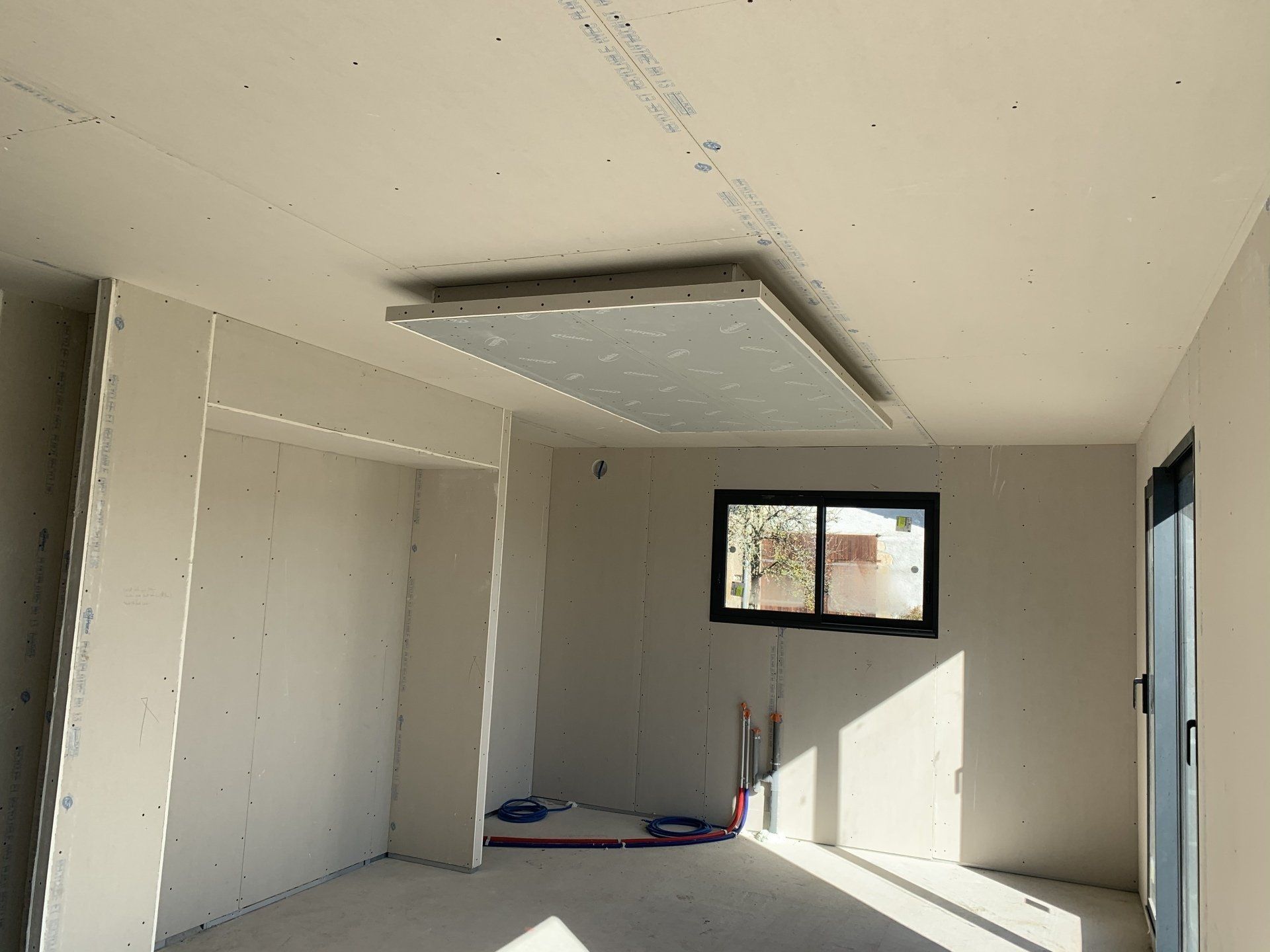 Décrochement du plafond pour intégrer l'éclairage