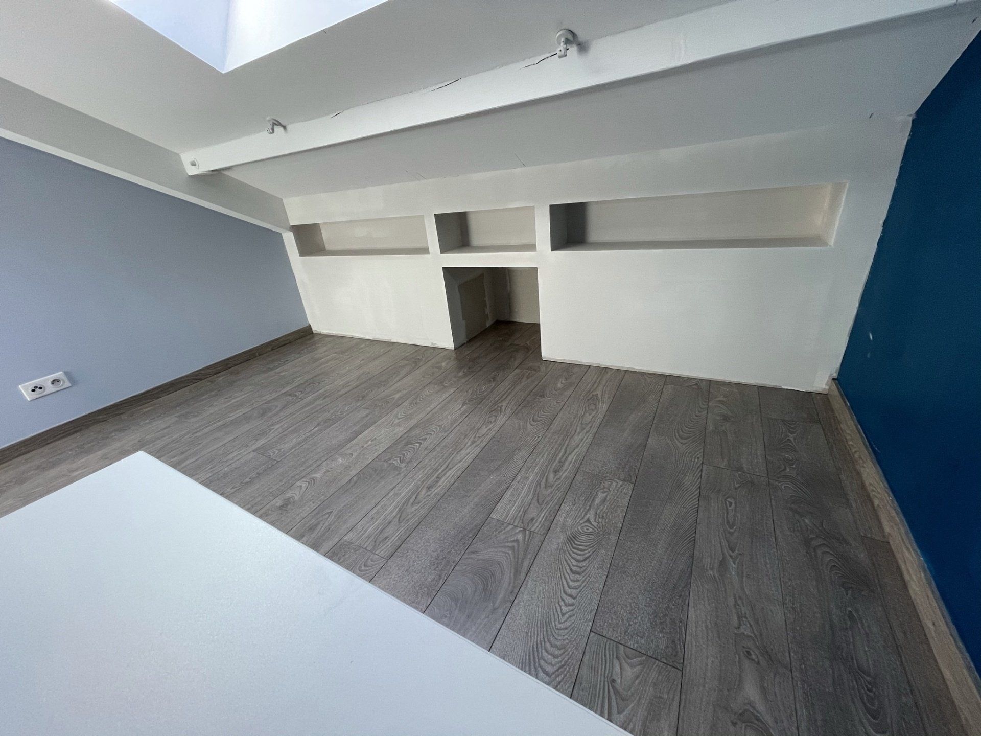 Création de niches murales dans les combles