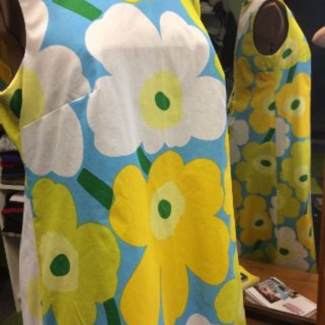 Unikko-kankaasta ommeltu mekko