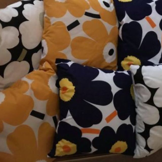 Unikko-kankaasta ommeltuja tyynyjä