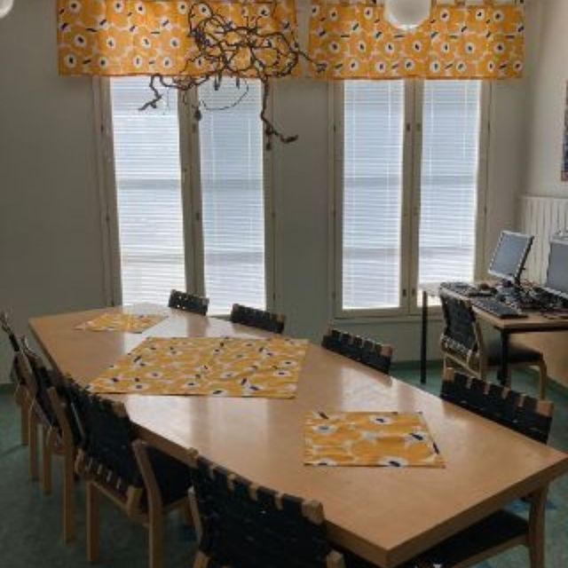 Pöytäliinat ja verhot keltaisesta Unikko-kankaasta