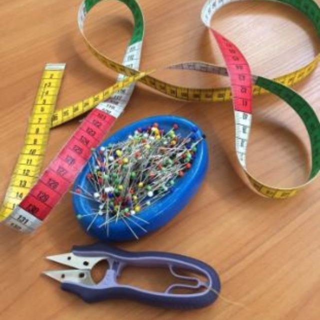 Nuppineuloja ja mittanauha