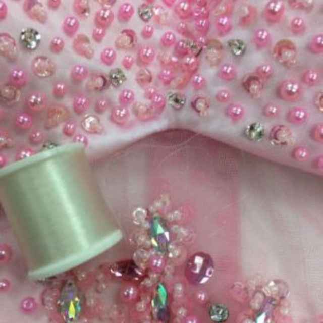 Koristehelmiä ja lankaa