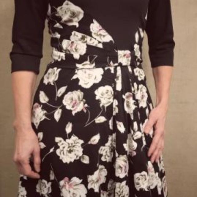 Musta mekko valkoisilla ruusuilla