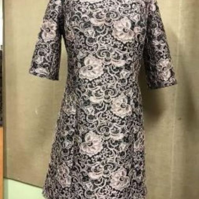 Mustavalkoinen koristeellinen mekko