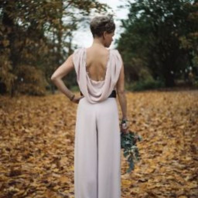 Mittatilauksena valmistettu juhlava housupuku