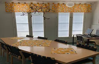 Vaaleanpunaisia koristehelmiä ja lankaa