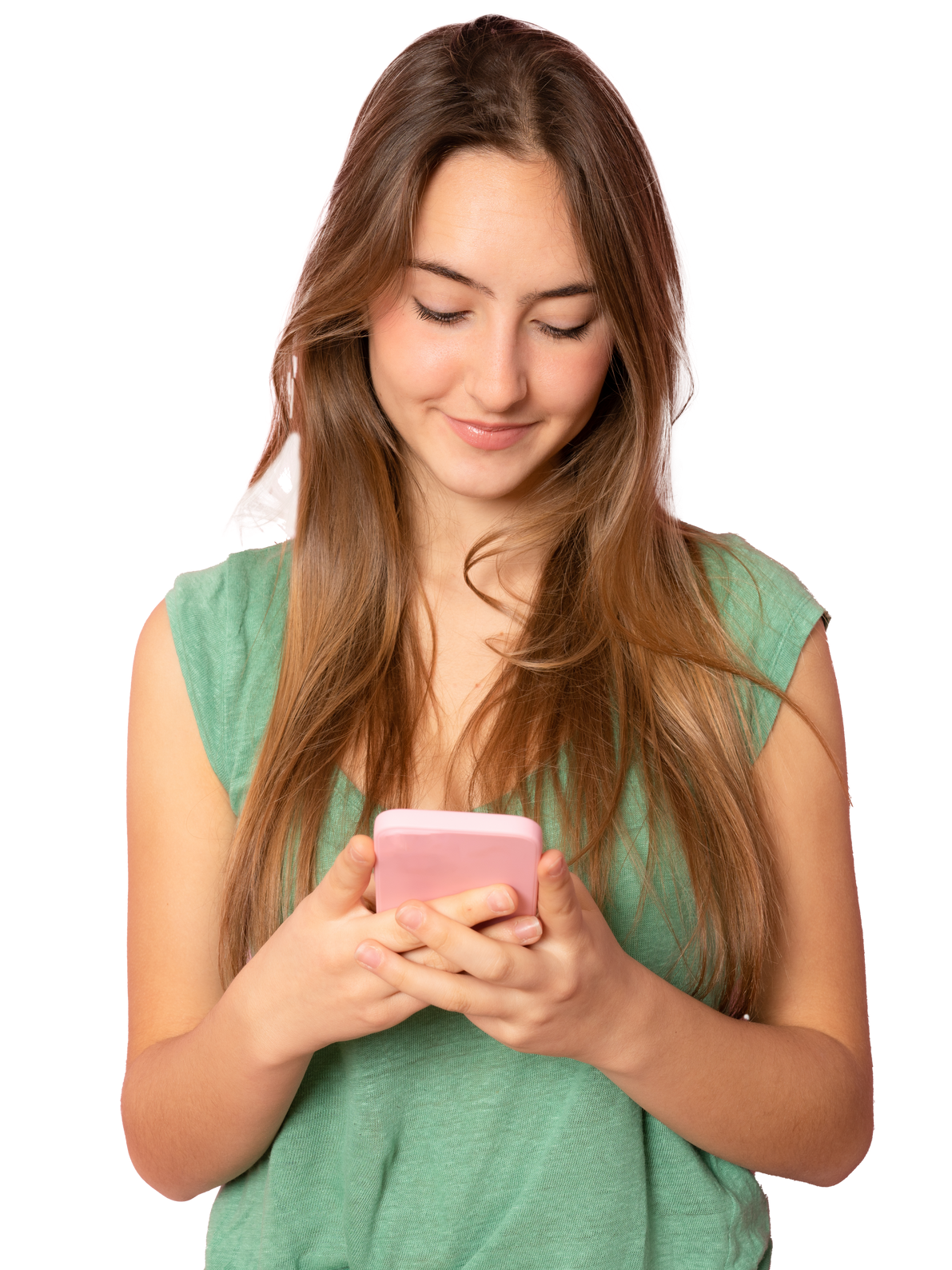 Une femme avec un haut vert qui sourit en regardant un smartphone rose.