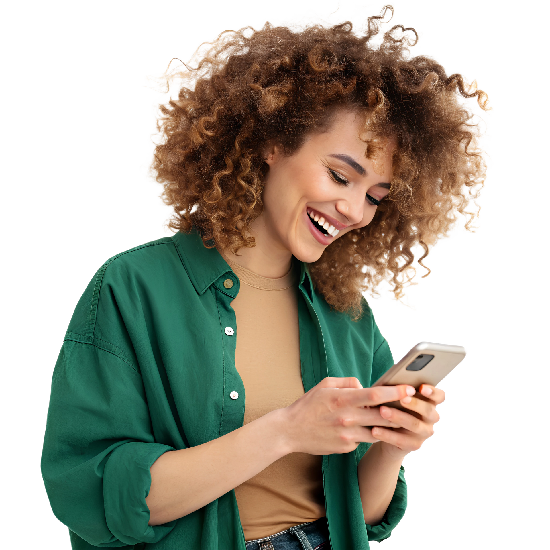 Une femme souriante avec une chemise verte qui consulte son smartphone.