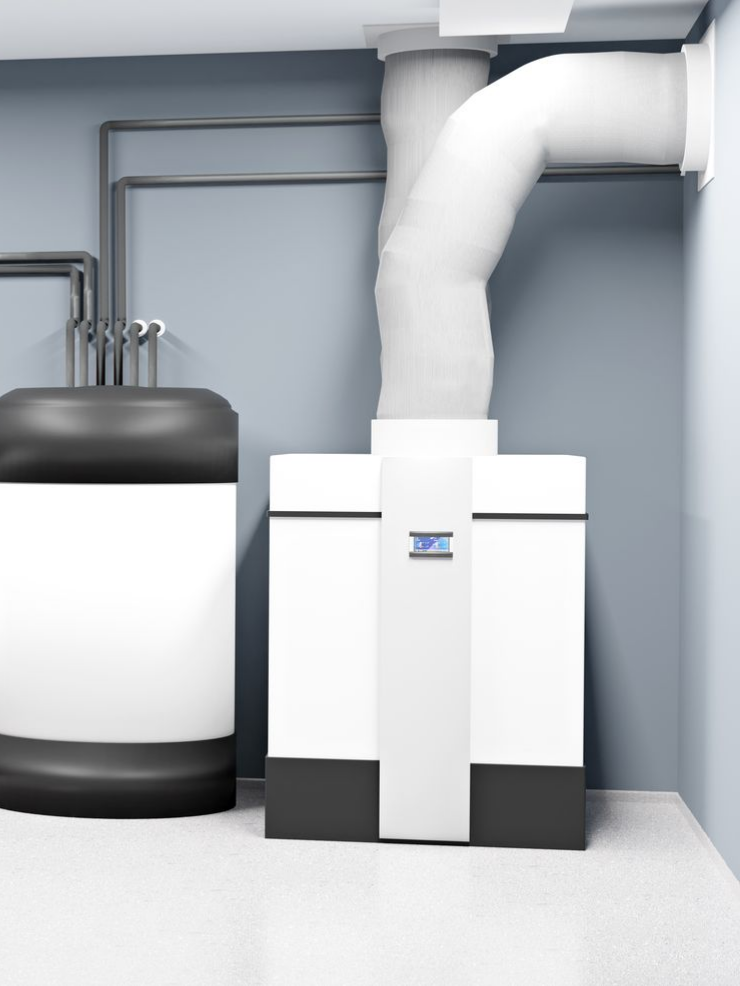 Une chaudière blanche avec un tuyau d'évacuation dans une buanderie.