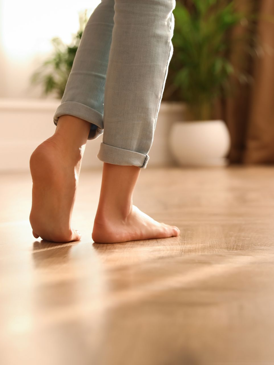 Des pieds nus marchant sur un plancher chauffant.