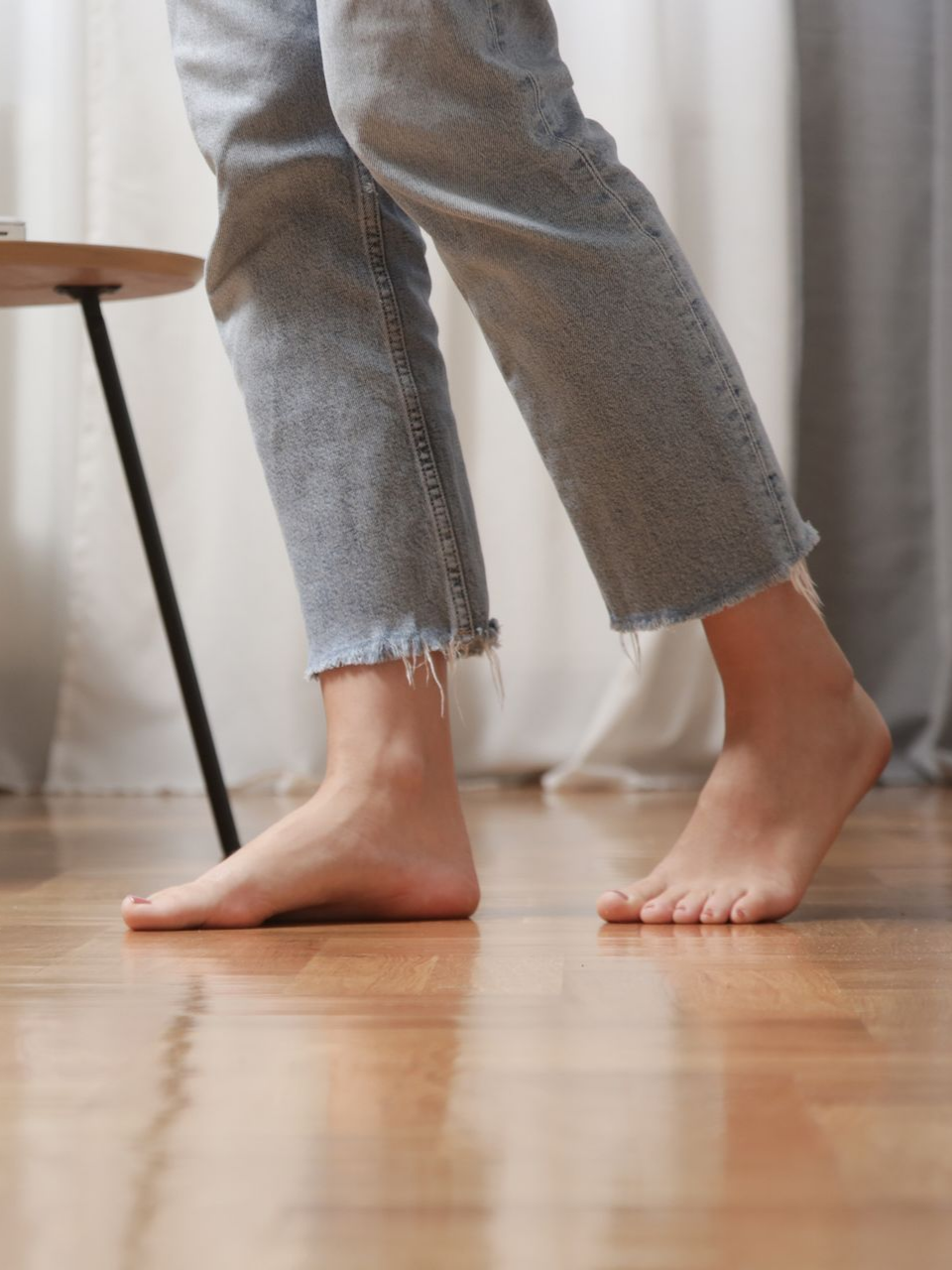 Gros plan sur des pieds qui marchent sur un plancher chauffant.