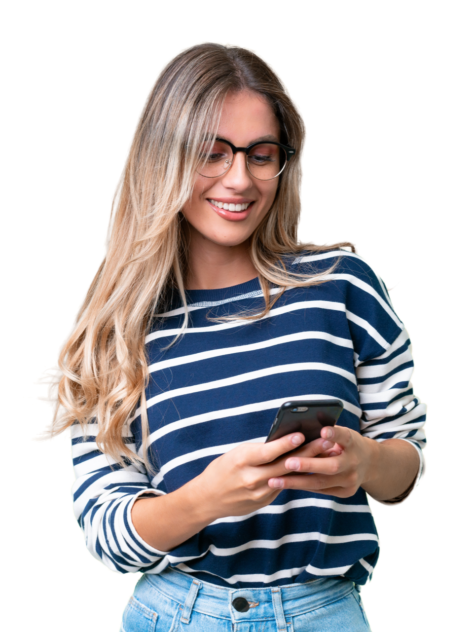 Femme blonde portant des lunettes, souriante en regardant son smartphone.