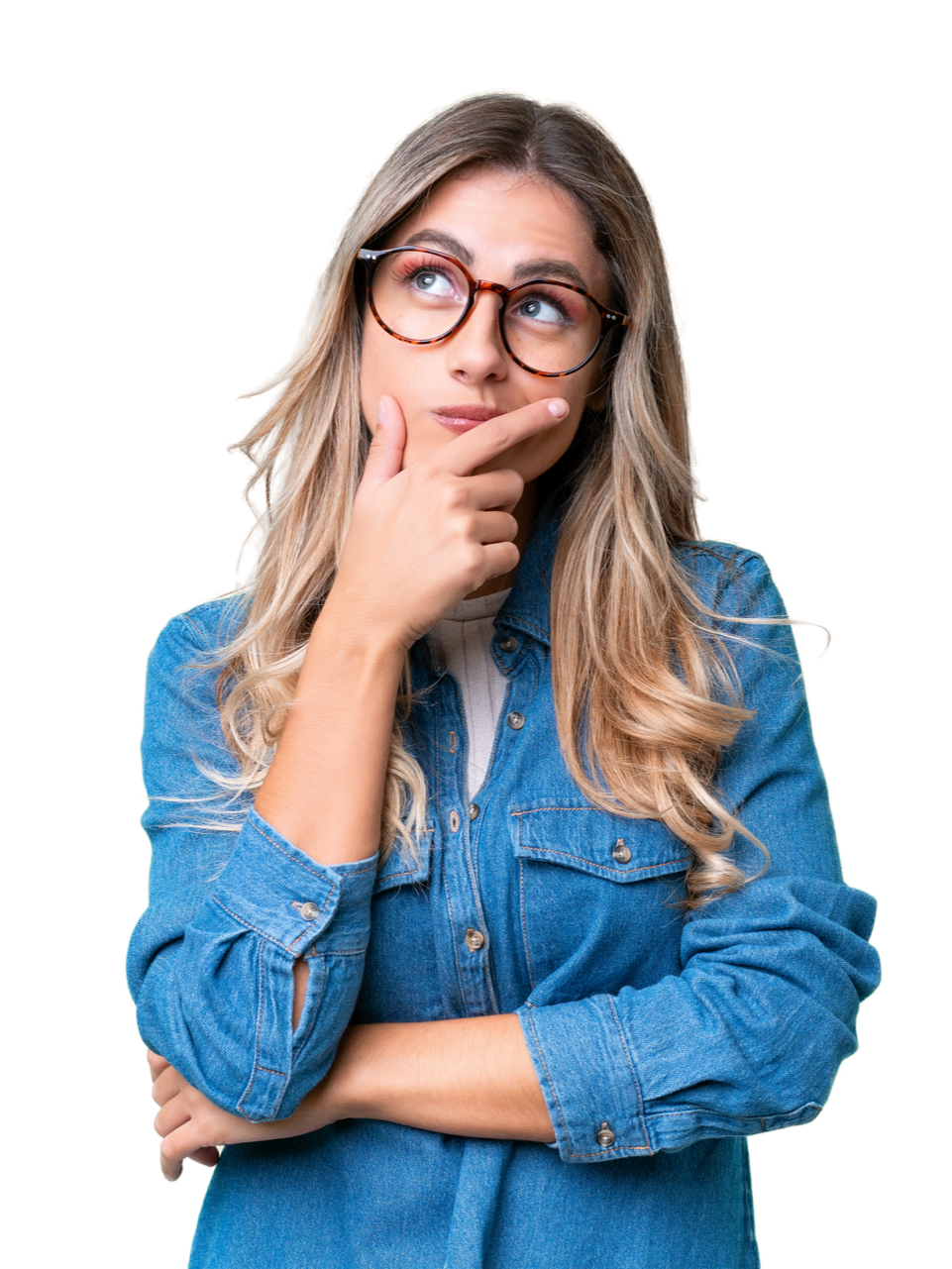 Une femme portant des lunettes, qui s'interroge.