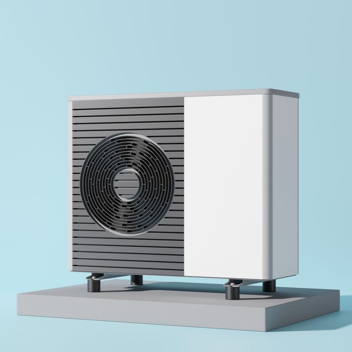 Unité de pompe à chaleur sur un socle en béton, sur fond bleu.