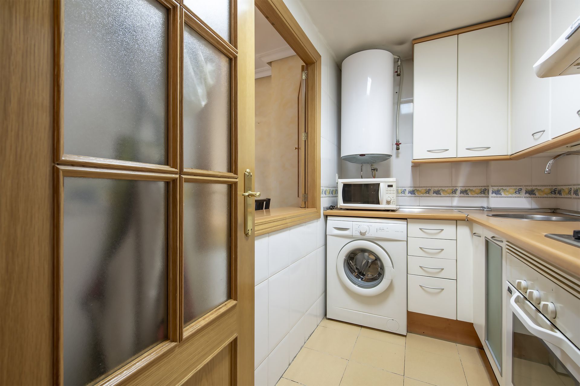 Un ballon d'eau chaude dans une cuisine.