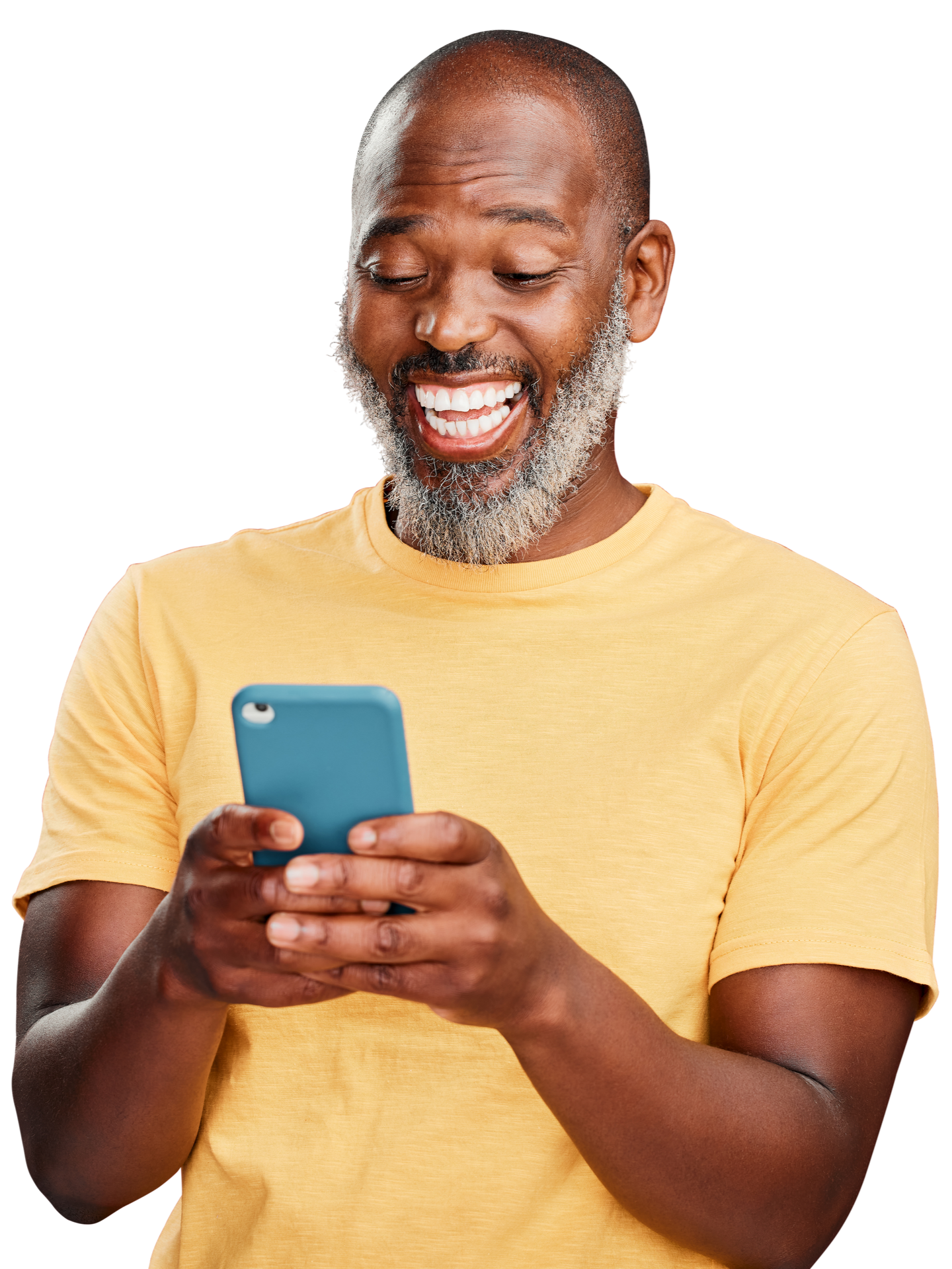 Un homme souriant portant un t-shirt jaune, qui regarde son téléphone.