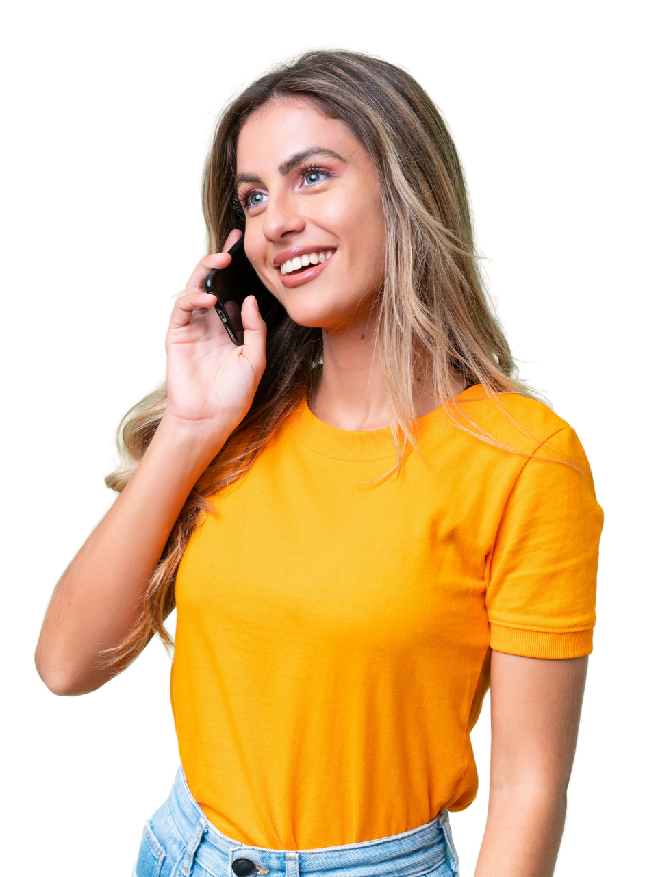 Une femme portant un t-shirt orange, qui parle au téléphone.