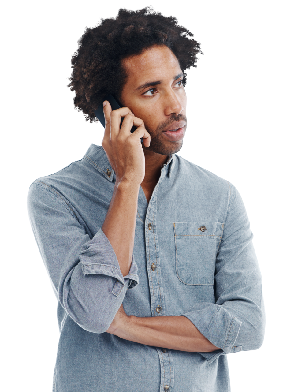 Un homme au téléphone, l'air soucieux.