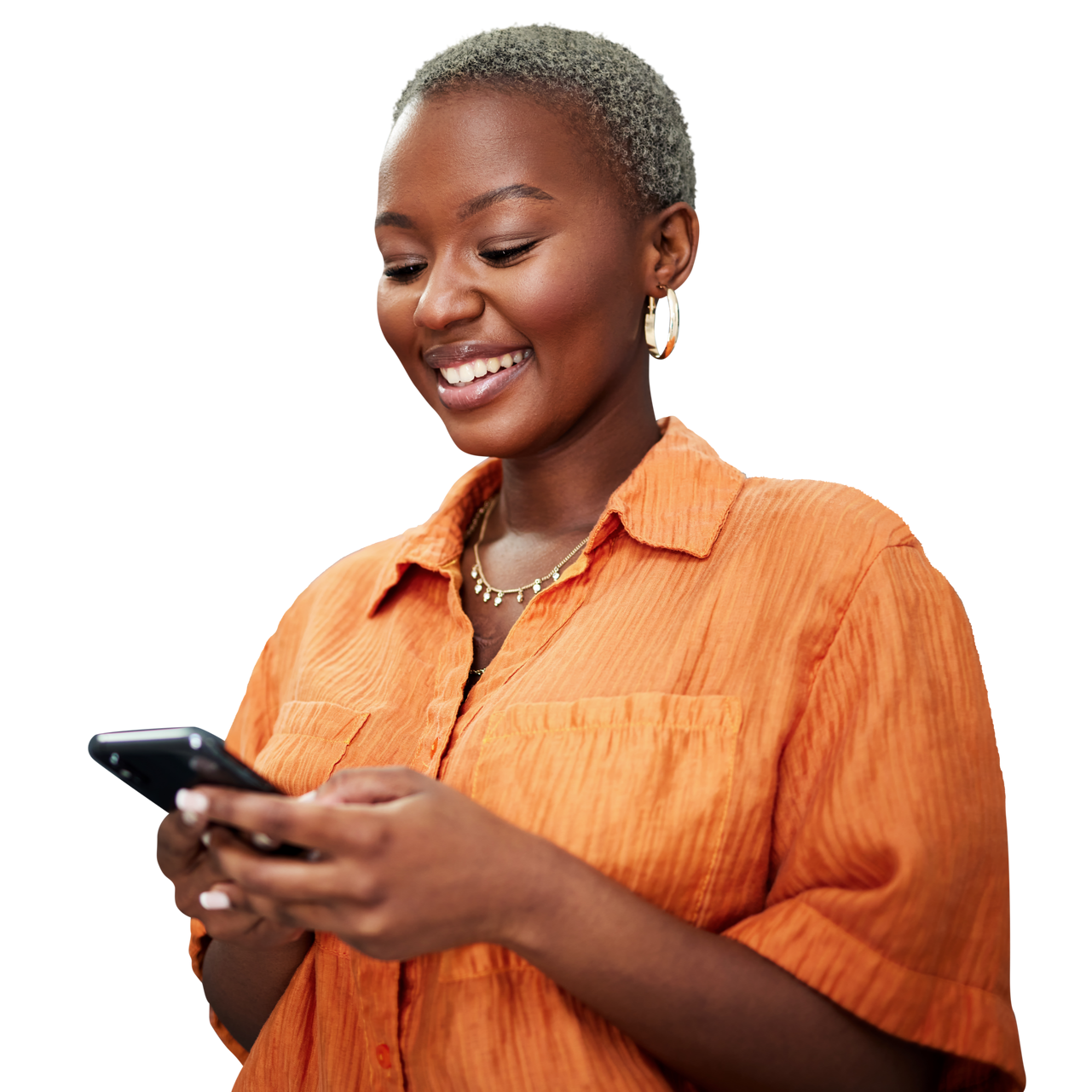 Une femme avec une chemise orange sourit en regardant son téléphone.