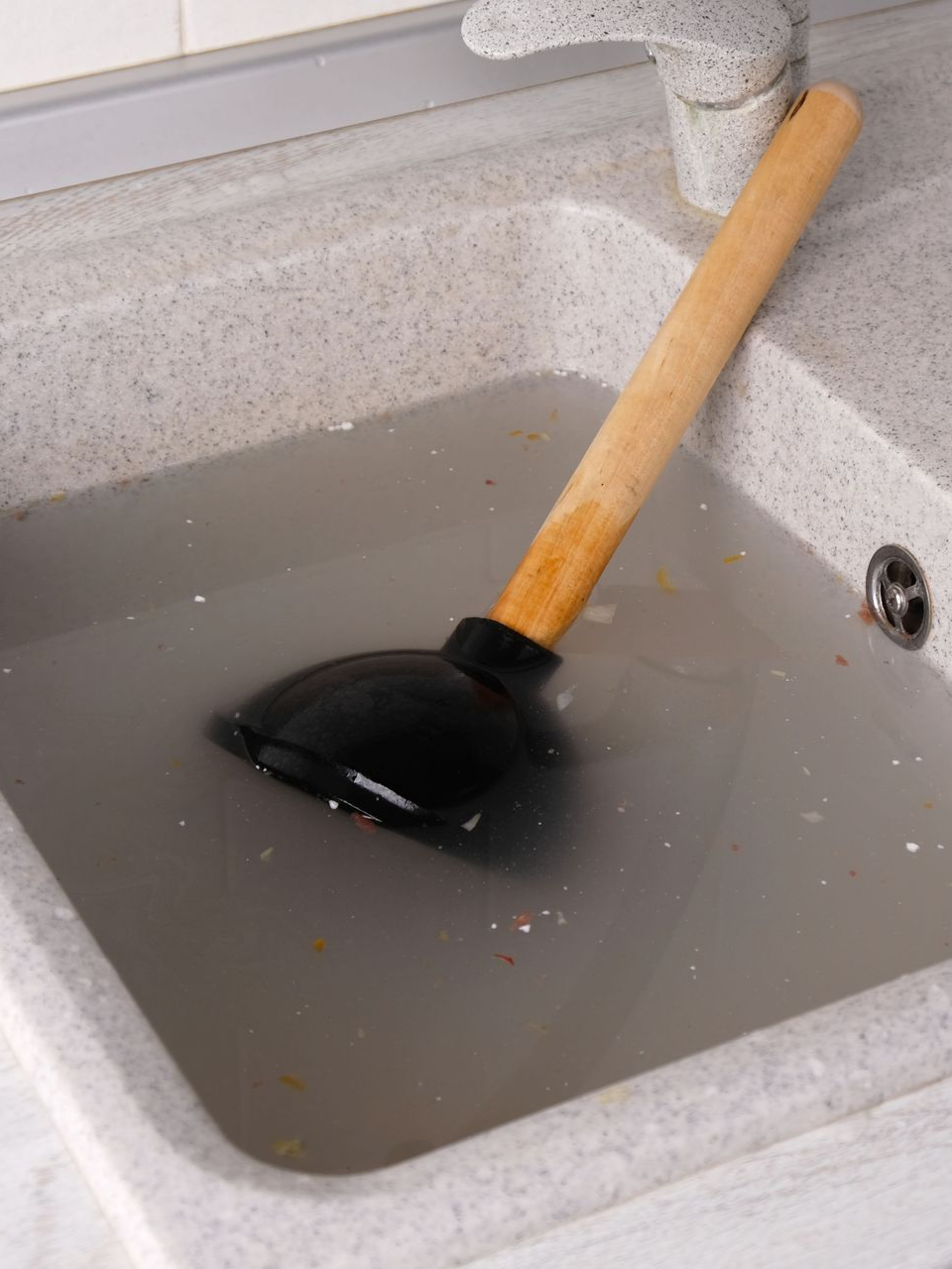 Ventouse dans un évier de cuisine bouché.