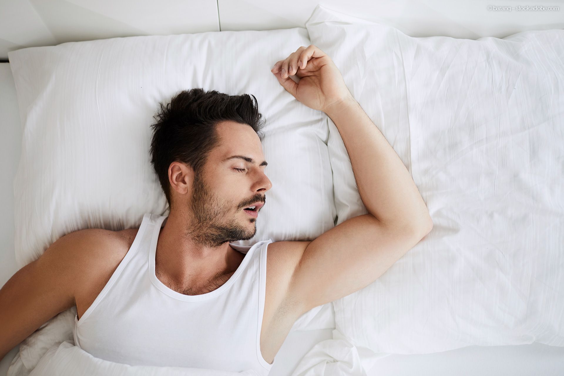 Schnarchen/schlafbezogene Atemstörungen - schlafender Mann mit geöffnetem Mund