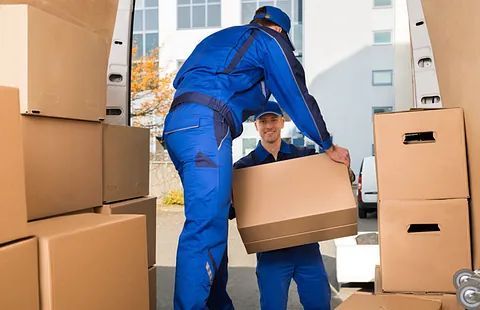 Dos hombres están cargando cajas en una camioneta.