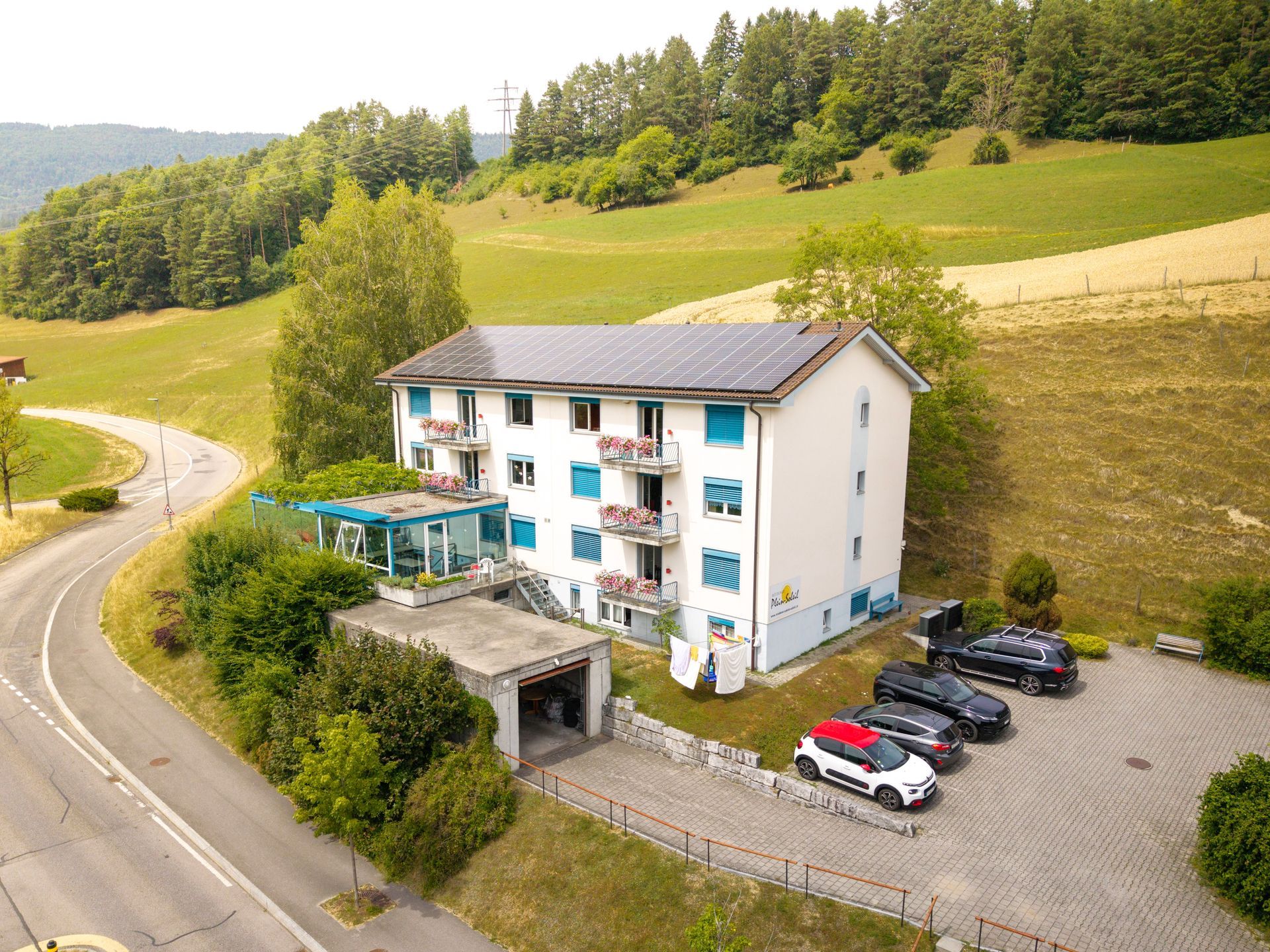 Extérieur accueillant de la Résidence Plein-Soleil à Sorvilier