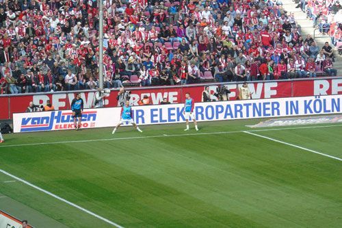 Ein Fußballfeld mit einem Banner mit der Aufschrift „Elektropartner“ in Köln