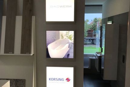 Ein Badezimmer mit einer Badewanne und einem Schild mit der Aufschrift „Korsing“