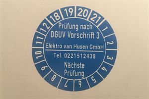 A blue sticker that says prüfung nach dguv vorschrift 3 on it