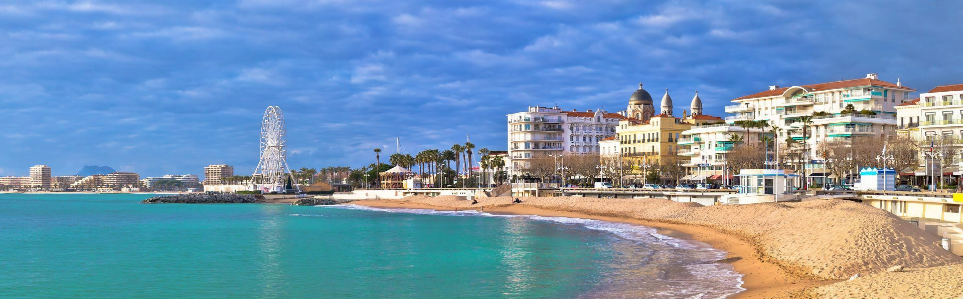 La ville de Saint-Raphael au bord de l'eau.